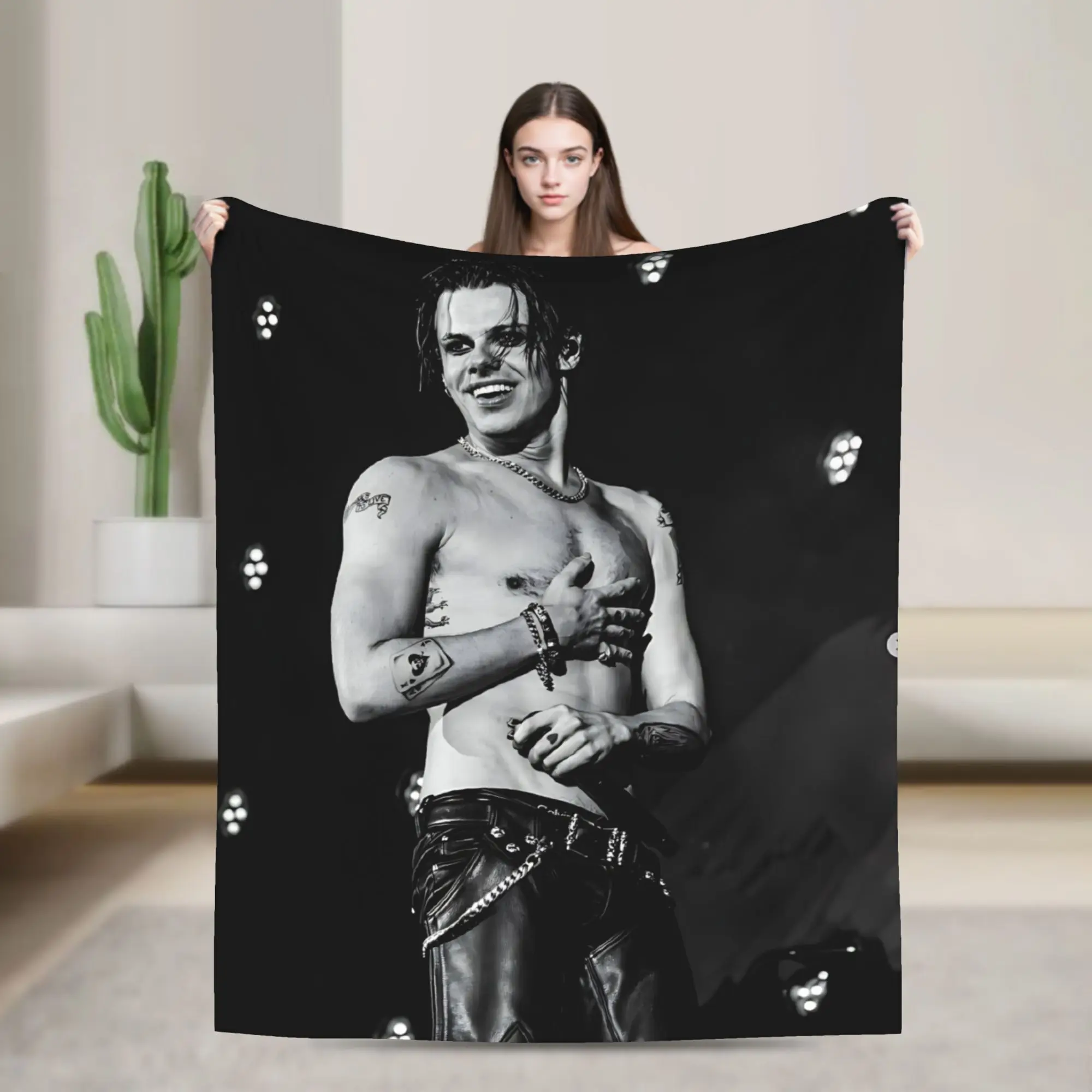1 Stück Yungblud Schwarz-Weiße Konzert-Fleece-Decke, Ganzjahres-Kuscheldecke für Schlafzimmer, Wohnzimmer, Camping, Geschenk für Rockfans