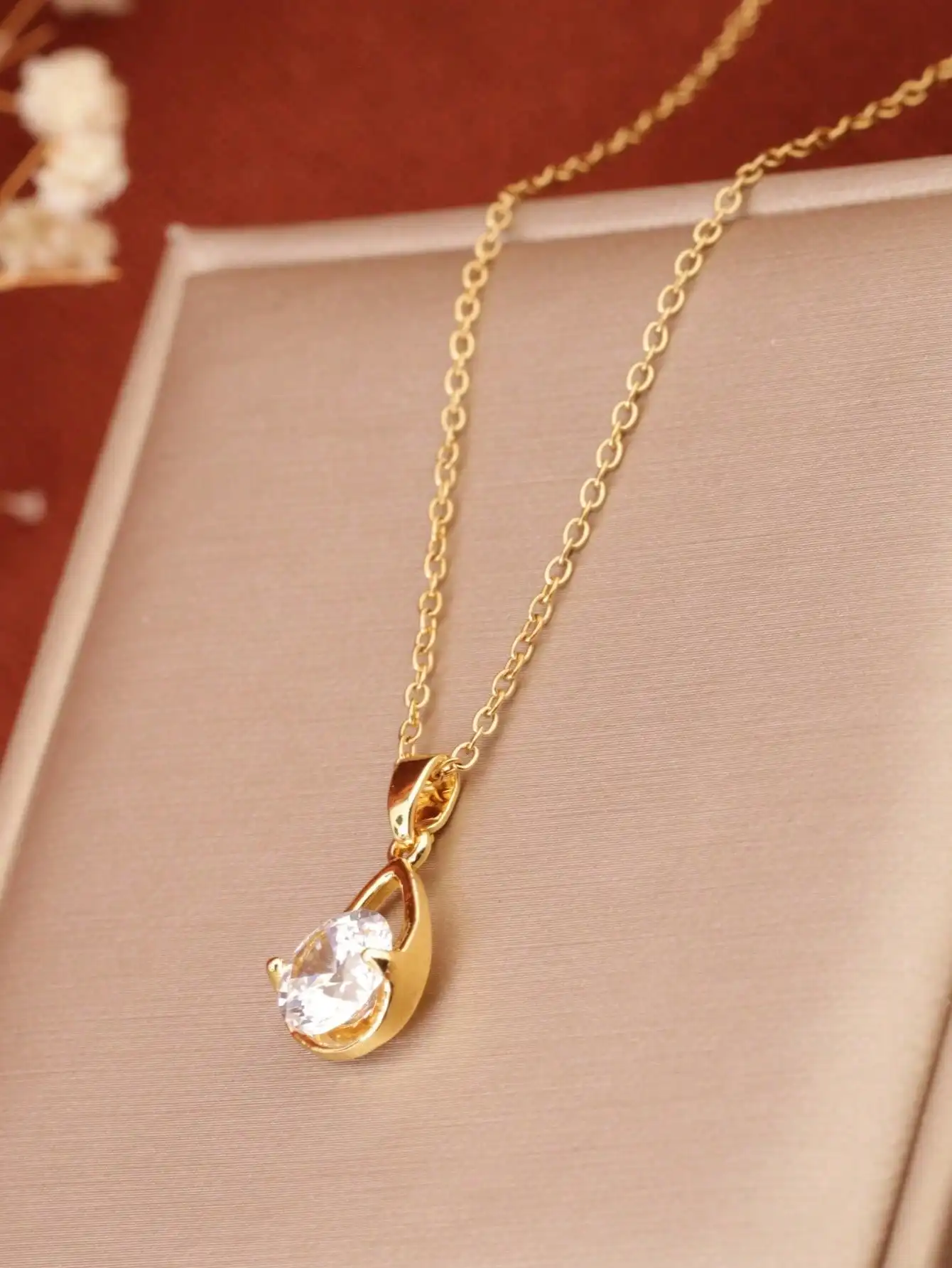 1 Piece European and American Style Teardrop-Shaped Pendant Necklace with Rhinestones, 18K Gold Stainless Steel Women's Clavicle Chain, Fashionable and Versatile, Trendy Light Luxury, Suitable for Women's Daily Wear, Gift for Girlfriend, Gift for Wife, Social Gift-Giving