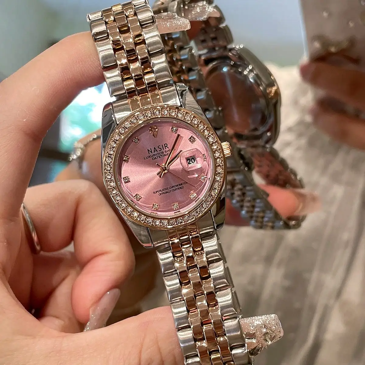 

Элегантные двухцветные часы из розового золота и серебра с кристаллами на безеле и розовым циферблатом