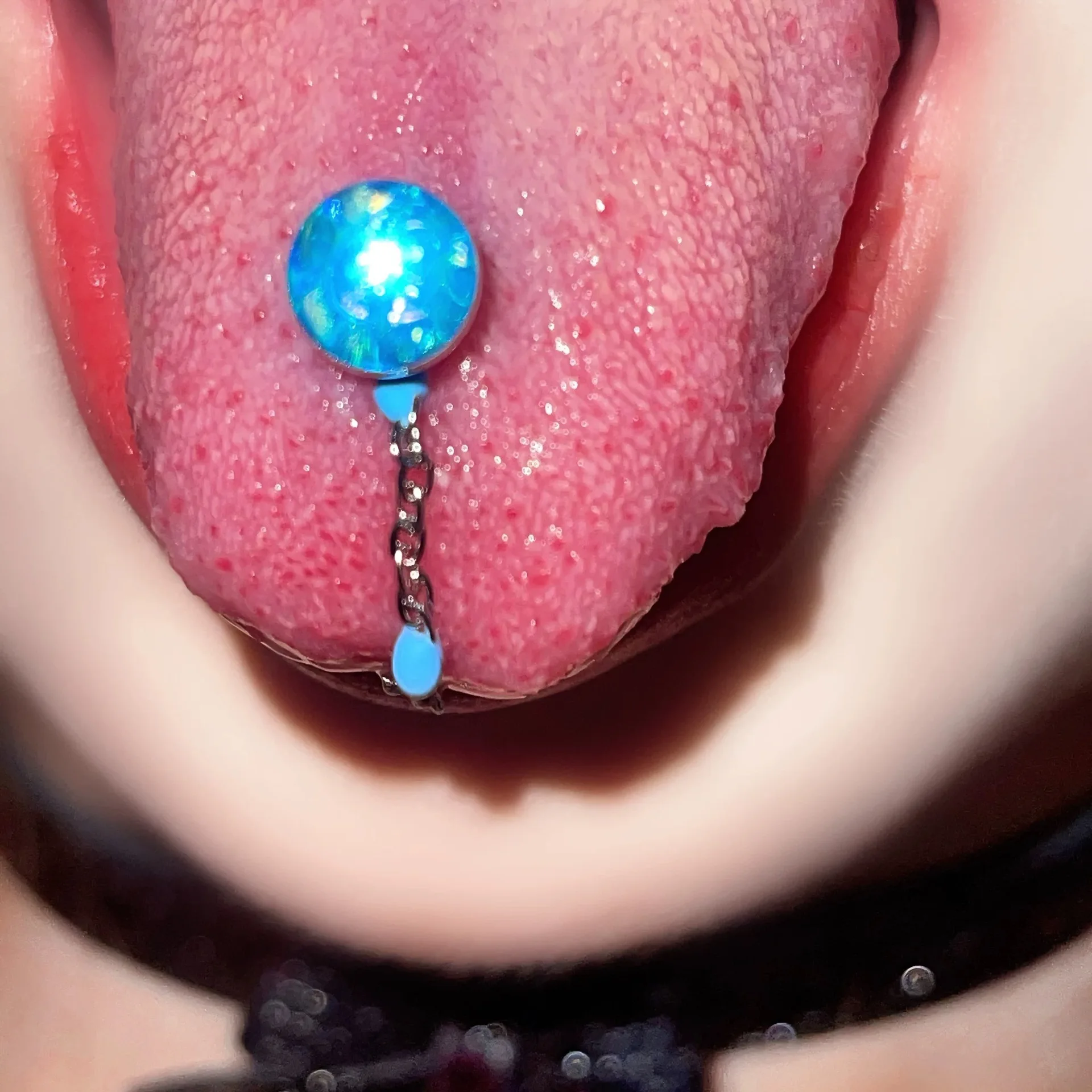 1Pc High-Quality Trendy Blue Glitter Ball Chain Titanium Steel Tongue Stud - Hot Girl Body Piercing Party Jewelry Giftt