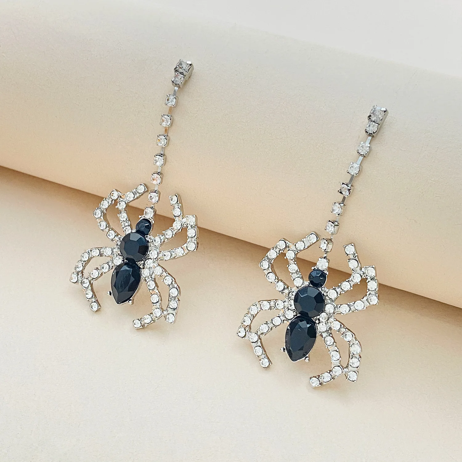 Punk Diablo Exaggeration Crystal Spider Earrings for Women Silver Color Long Geometric Statement Earrings Halloween Jewelry 2024