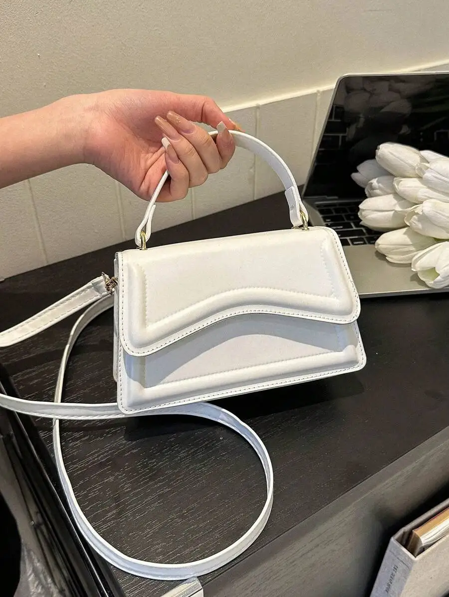

Белая структурированная сумка-кроссбоди с верхней ручкой и волнистым клапаном