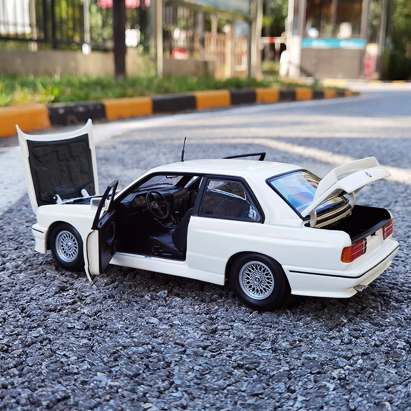 MINICHAMPS 1:18 for BMW M3 E30 M3 Original alloy car model collection display gift for friends and relatives