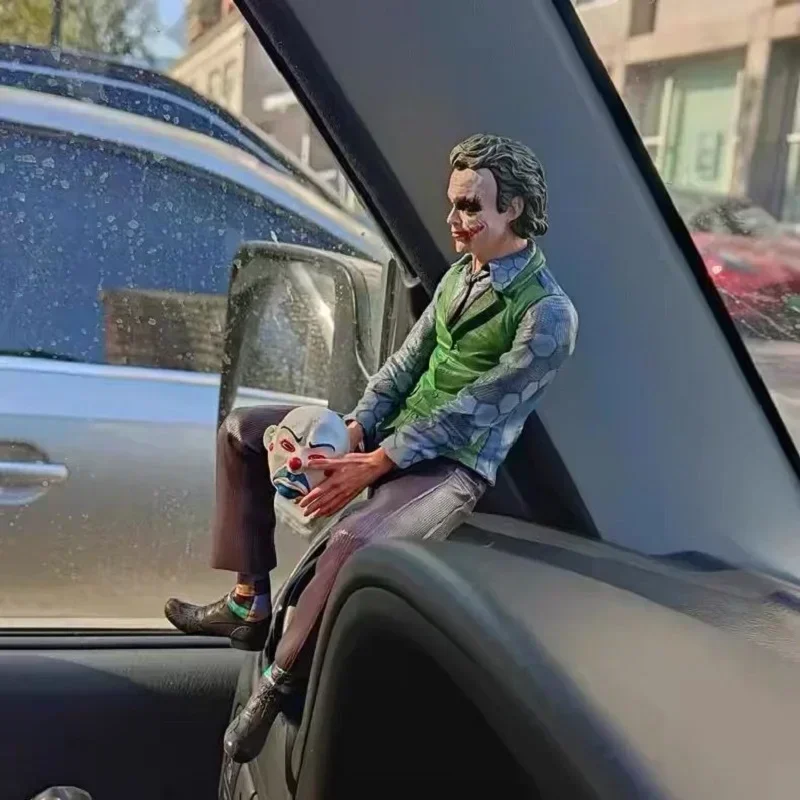 Figuras de postura sentada de Joker Heath Ledger, decoración de techo de 16CM, muñeca de coche, colgante de cola y techo, modelo de estatua, juguetes coleccionables