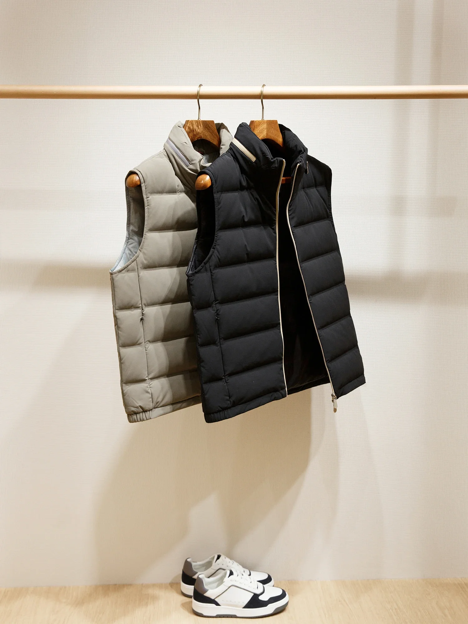 Cold-resistant coated nylon heat-sealed 90 white goose down stand-up collar down vest jacket