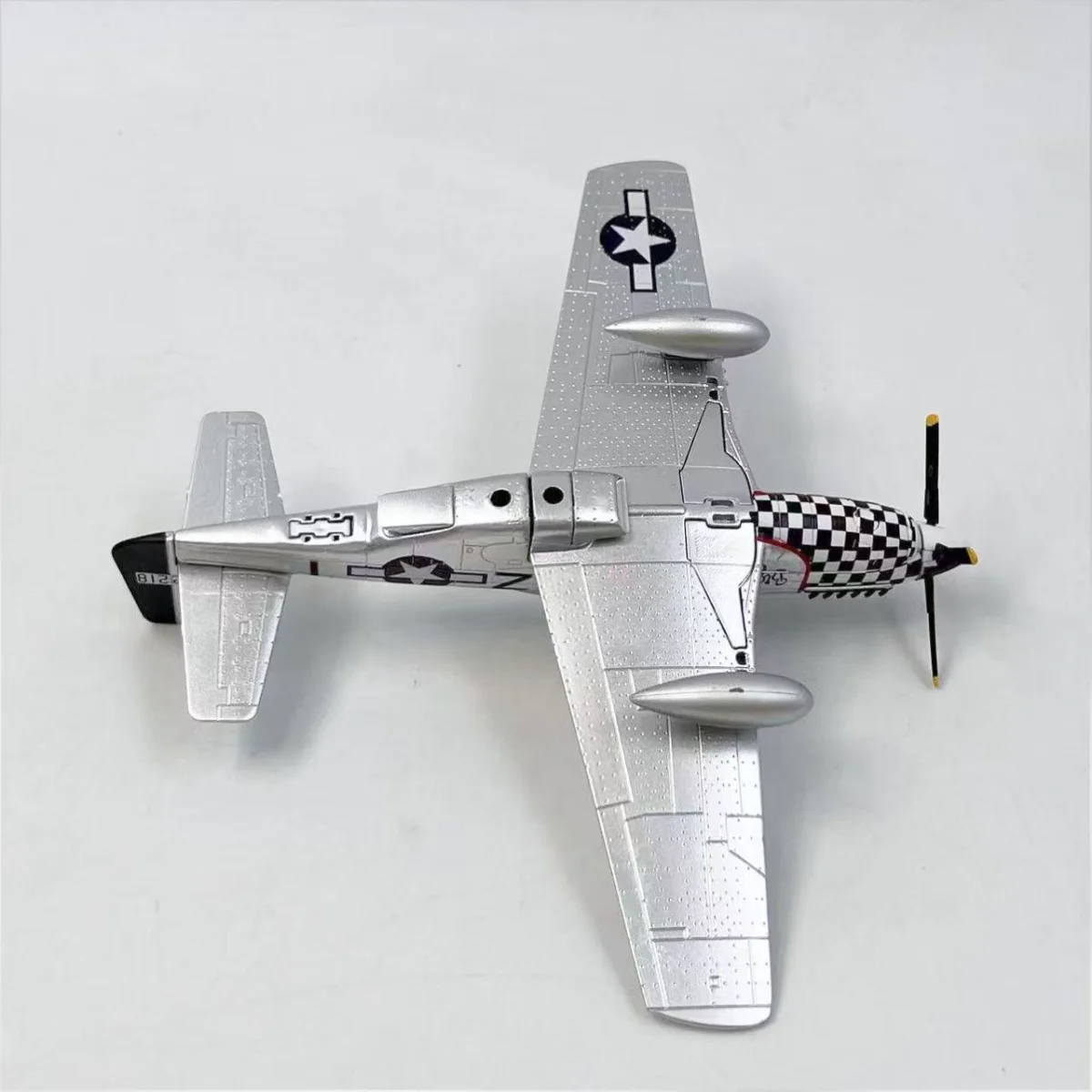 Pressofuso in scala 1:72 della Seconda Guerra Mondiale Forze alleate US Army Aviation P-51D Mustang Fighter Modello di aereo in lega Giocattolo da collezione Regalo