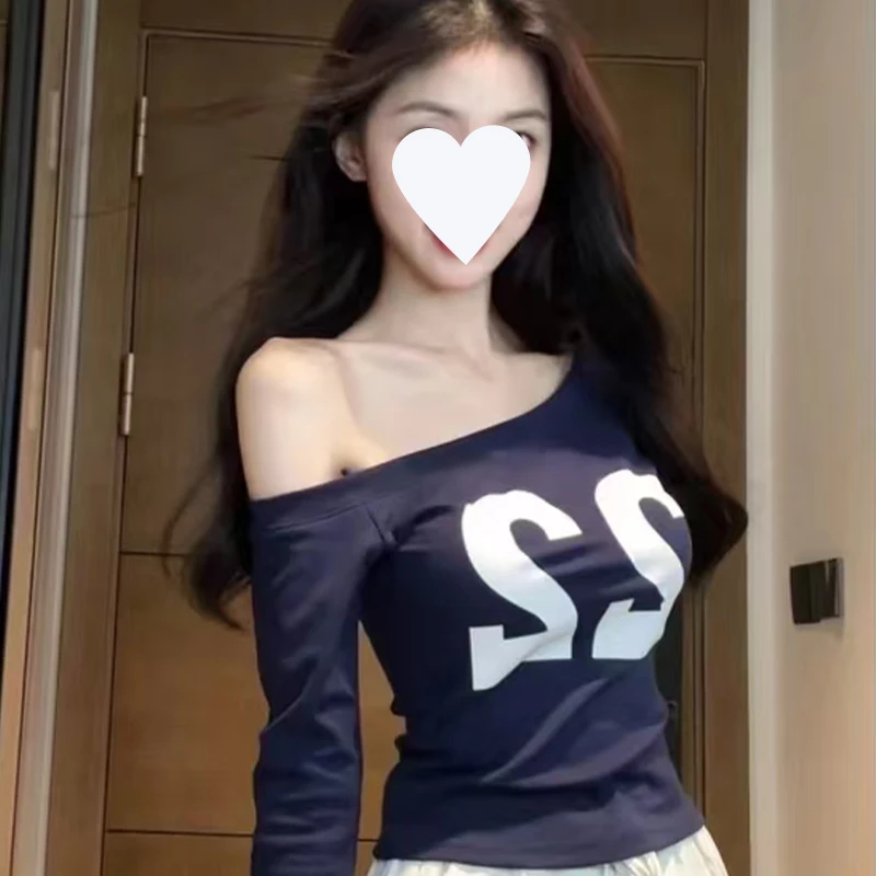 เสื้อยืดอเมริกันทรงหลวมพิมพ์ลายเปิดไหล่ คอเฉียง สไตล์ลำลองสำหรับสาวๆ