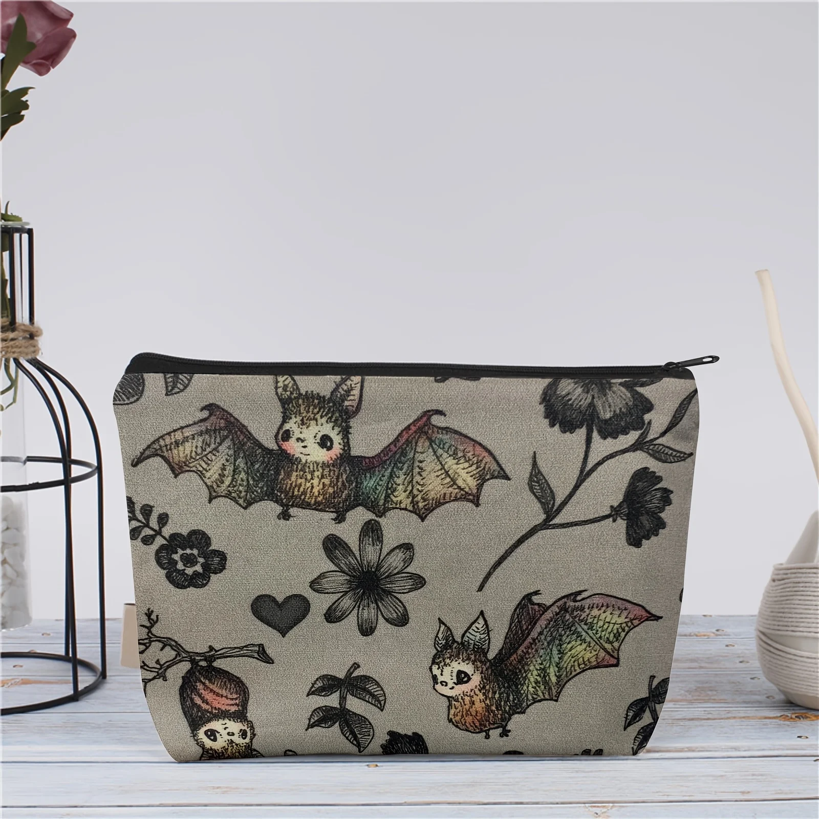 귀여운 박쥐 & 꽃무늬 메이크업 가방 & 동전 지갑 - 기발한 만화 디자인, 손으로 씻을 수 있는 박쥐 장식 및 액세서리, 여행 필수품