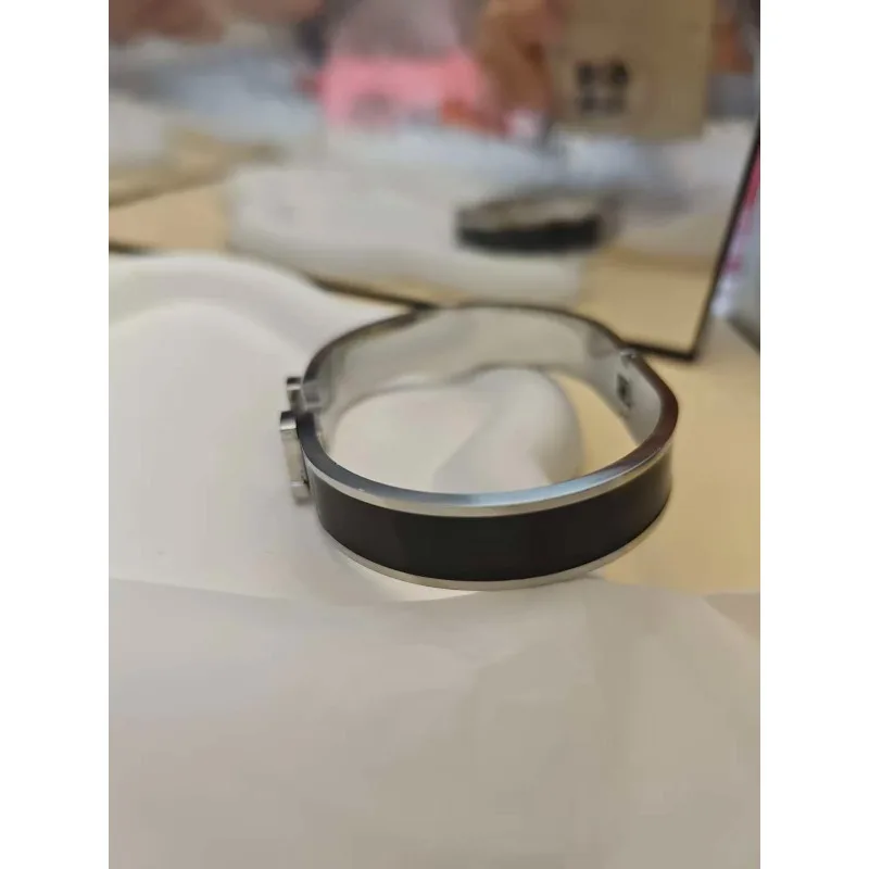 سوار H فاخر من المينا والتيتانيوم الصلب مع مشبك حروف أنيق