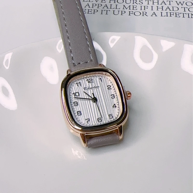 ساعة نسائية برقم مربع وحزام كوارتز صغير الحجم