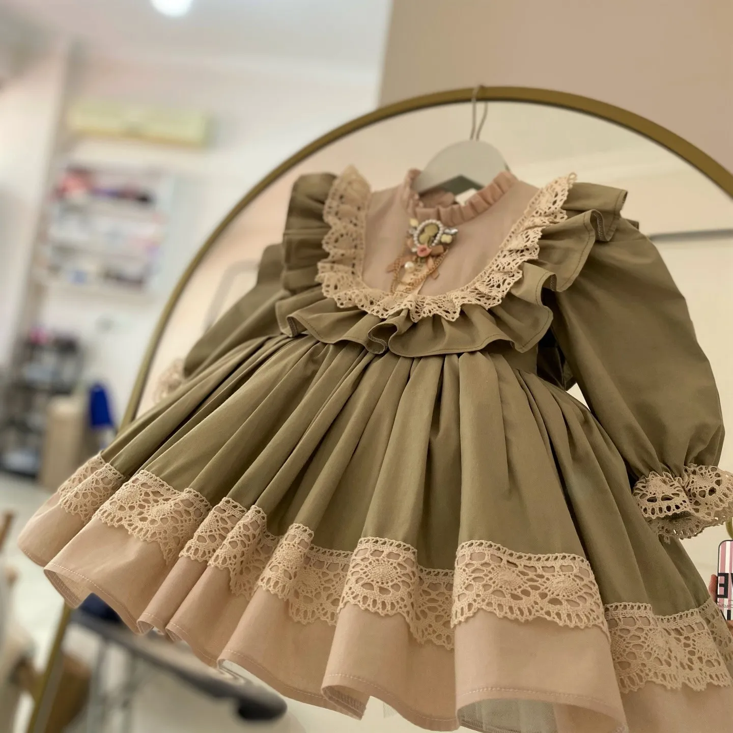 vestido-vintage-de-encaje-verde-oliva-y-beige-para-nina-para-fiesta-informal-cumpleanos-boda-fotografia