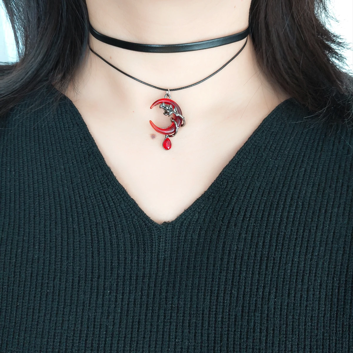 قلادة حلوة ولطيفة من البولي يوريثان باللون الأسود بطبقة مزدوجة من البولي يوريثان باللون الأحمر على شكل وردة قمر وقلادة على شكل قلادة وإكسسوارات نسائية #4