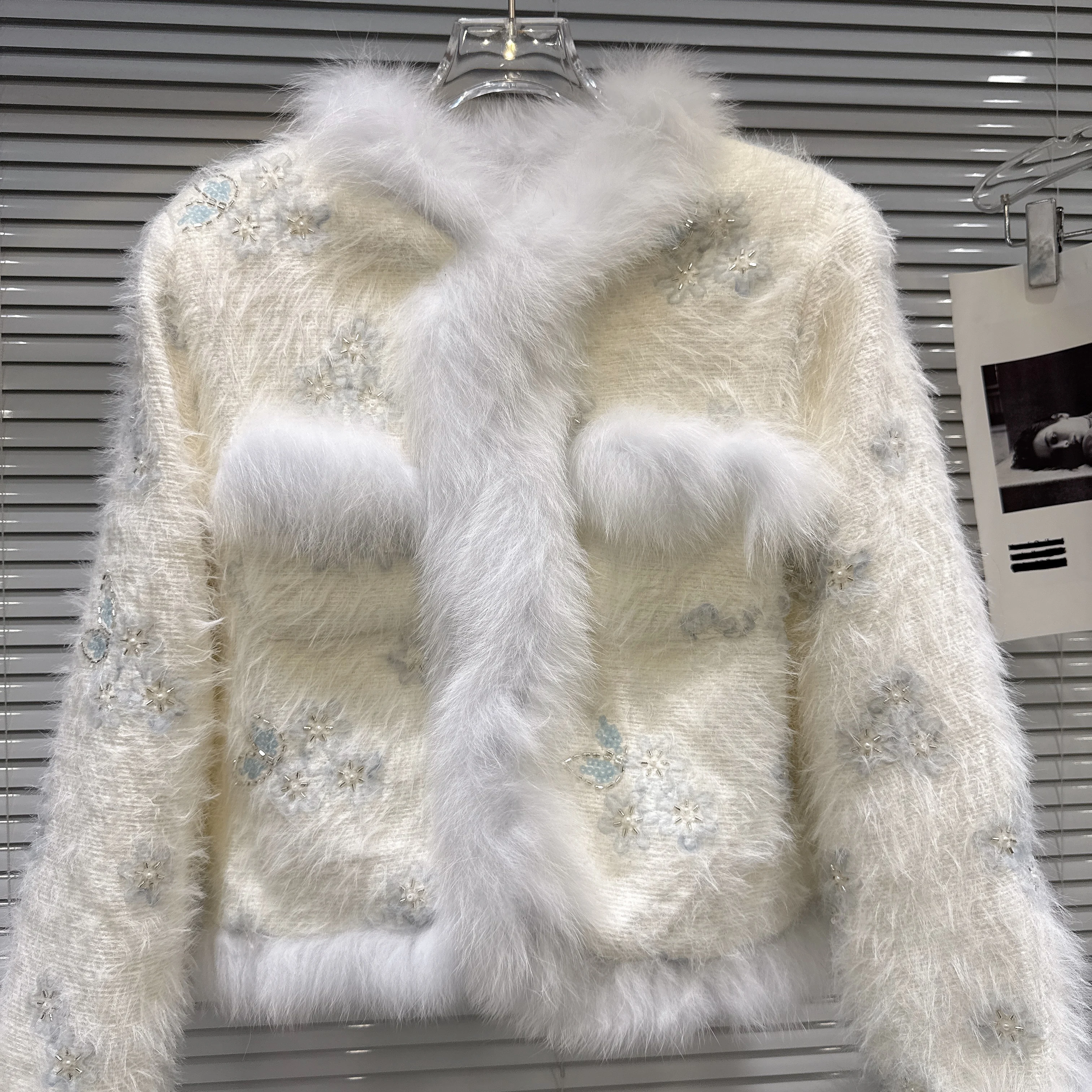 2025 شتاء جديد نمط Noblewoman الثعلب الفراء تقليم الترتر التطريز أفخم أسفل معطف قصير ، السيدات عالية الخصر سترة بيضاء #3