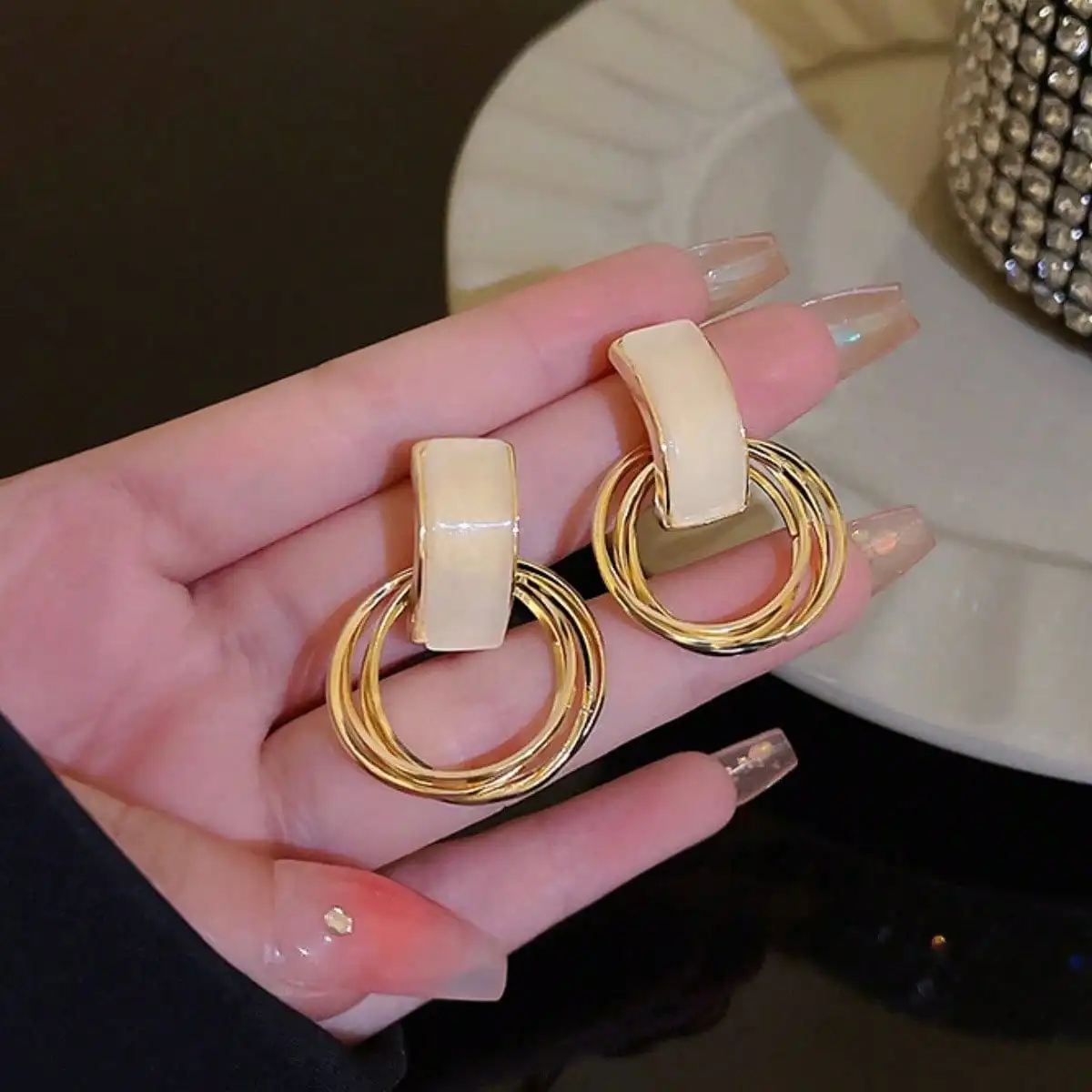 1 par de pendientes de aro geométricos para mujer, esmalte crema, adorno dorado, diseño de doble círculo, joyería para fiesta diaria ﻿