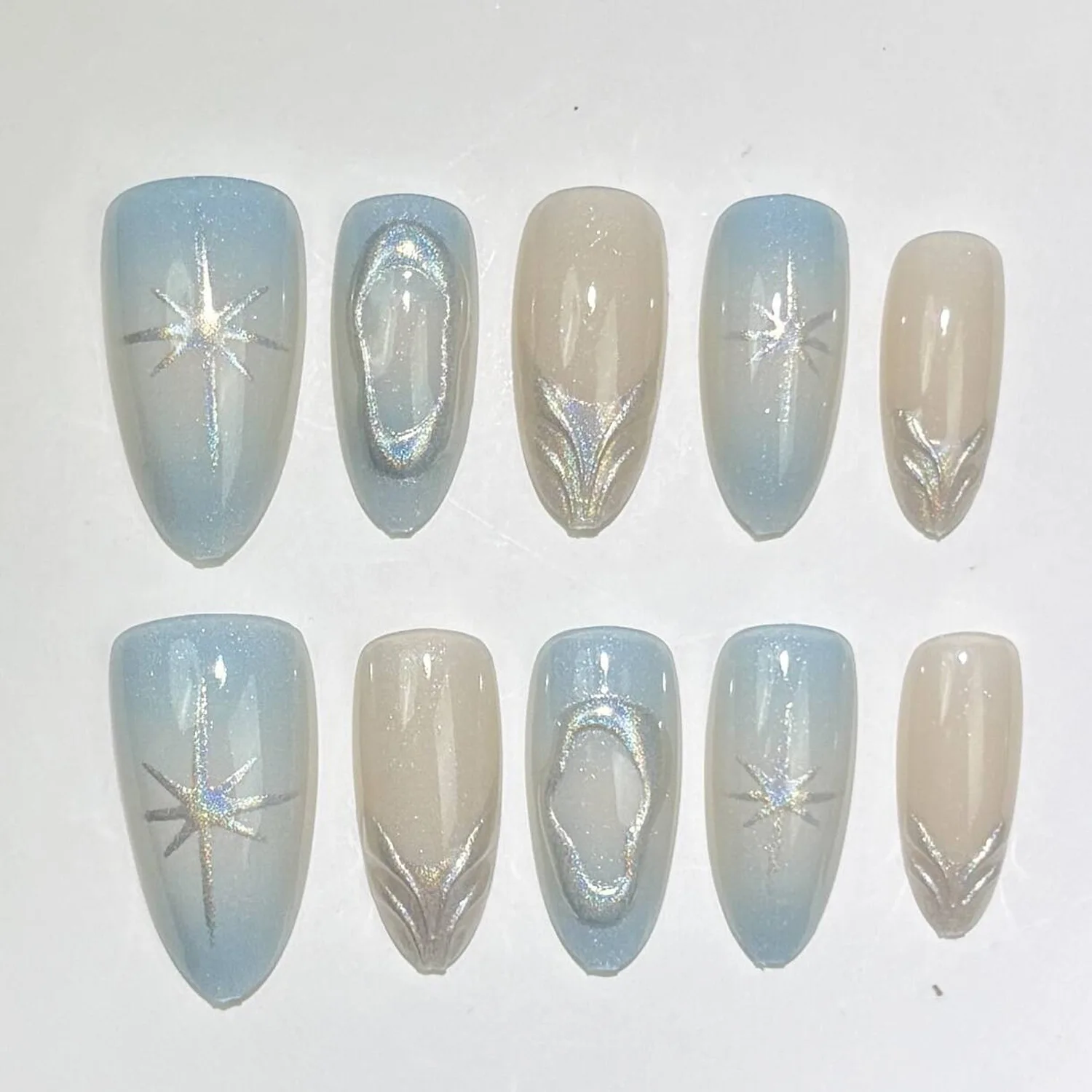 24 Stück glitzernde blaue erröten Mandel-Kunstnägel, metallisches Silber, unregelmäßige Muster, französisches Press on Nails, tragbare Spitze im Cyberpunk-Stil