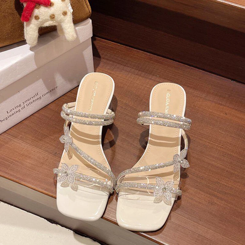 

Женские босоножки с блестками и стразами, лето 2026, новый корейский стиль, с красивым бантом, на высоком каблуке, из ПУ, серебристые, для банкетов