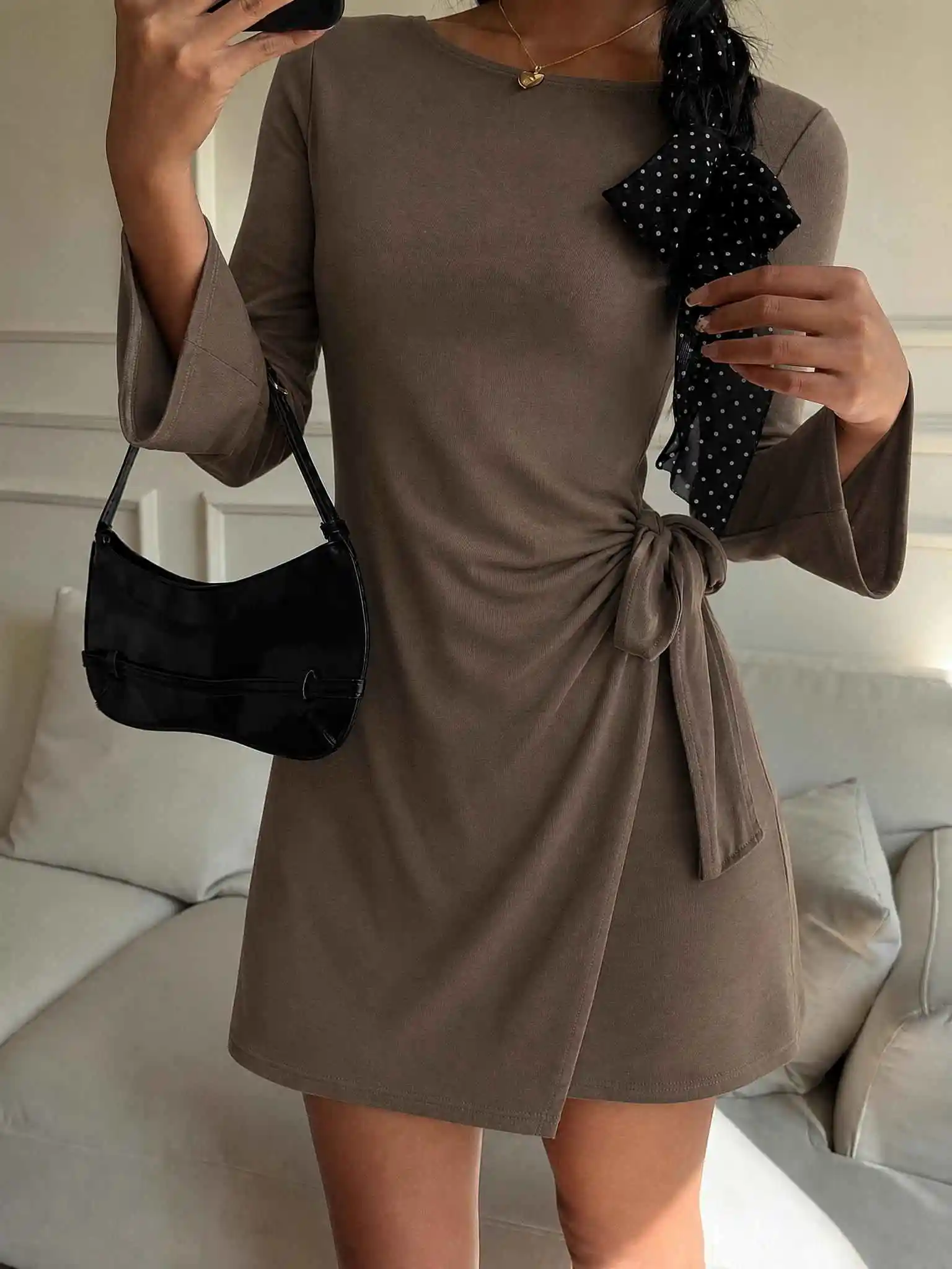 Einfarbige, lässig-elegante, geknotete, mit Kordelzug versehene Urlaubskleider, Damen-Minikleider, Herbstkleider für Frauen. – Detail 4