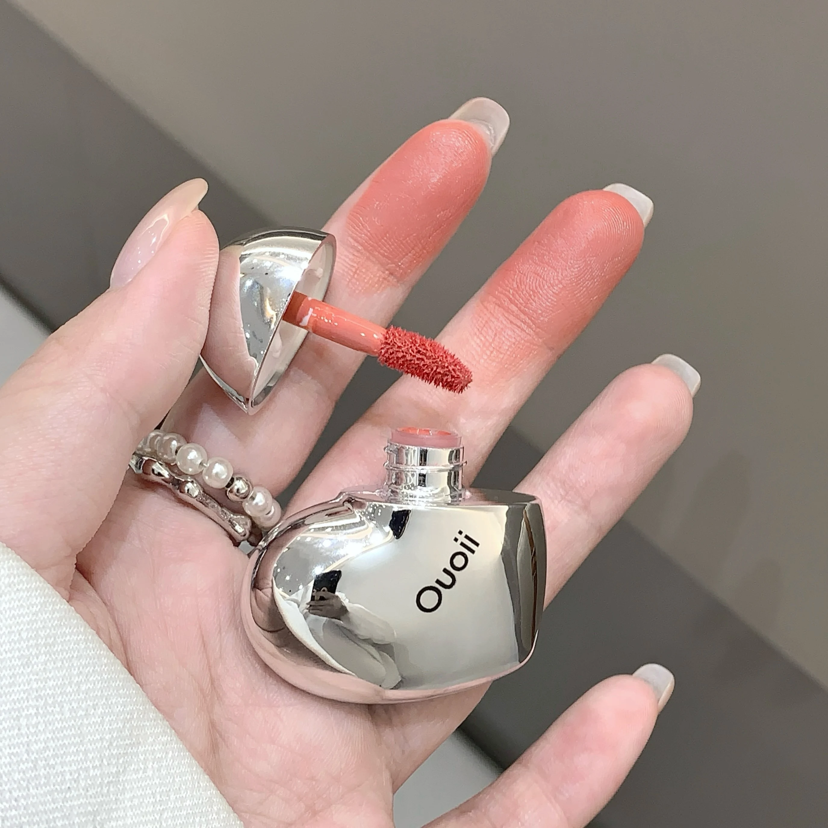 أحمر خدود سائل غير لامع على شكل قلب جميل، خفيف الوزن وطويل الوزن، أحمر خدود فضي لطيف متعدد الاستخدام للخدود