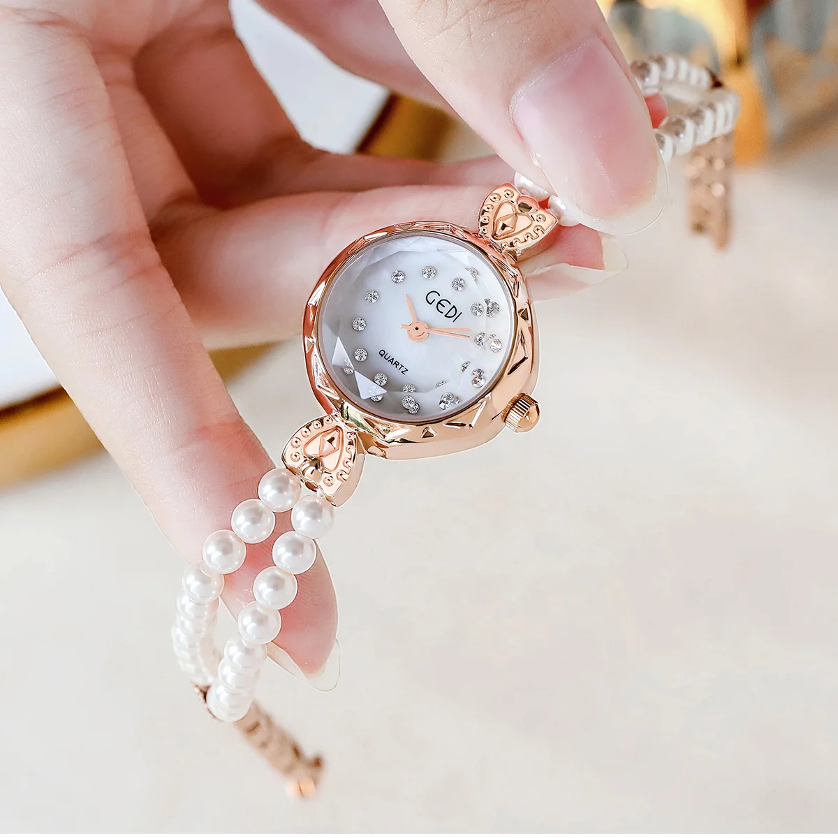 Vintage style light luxury shell bead strap ladies niche creative high-end waterproof quartz watch