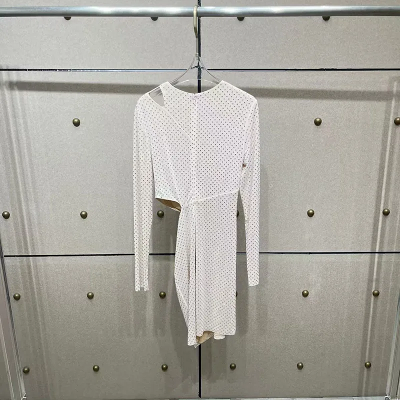 Vestido de renda patchwork com strass, ombro de fora, recorte, cintura, emagrecimento irregular e vestido que abraça o corpo