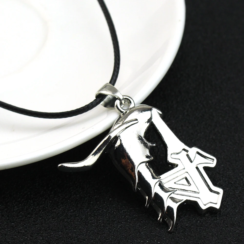 Anime Bleach Ulquiorra Cifer Mask Necklace Kurosaki Ichigo Broken Masks Pendant Metal Choker Necklace Fans Cosplay Gifts