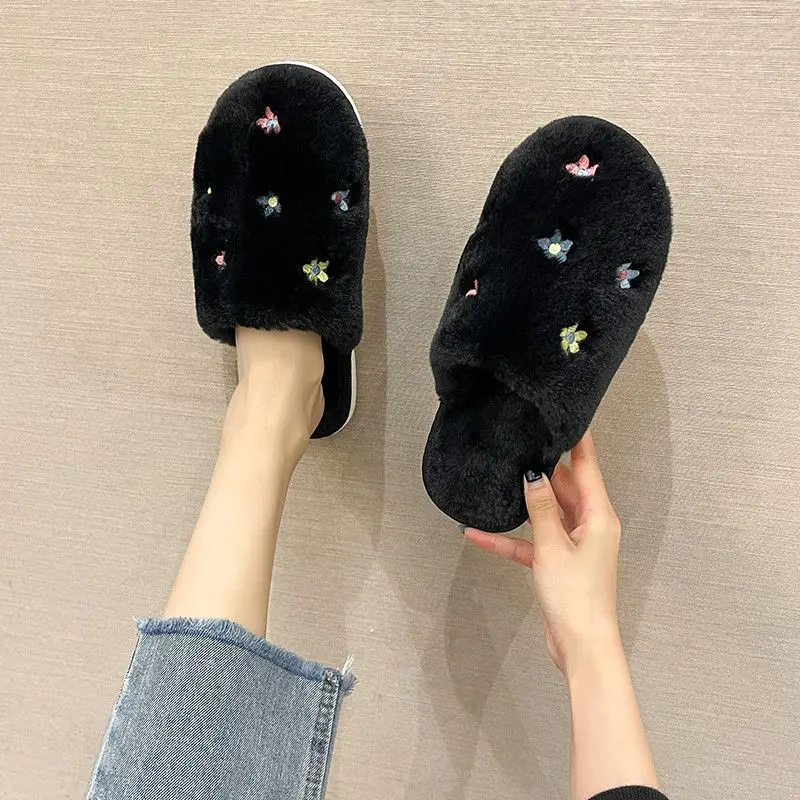 

Autumn Winter Women's Soft Sole Plush Embroidered Small Flowers Cotton Closed Toe Slippers Home Indoor 2025 New Fashion