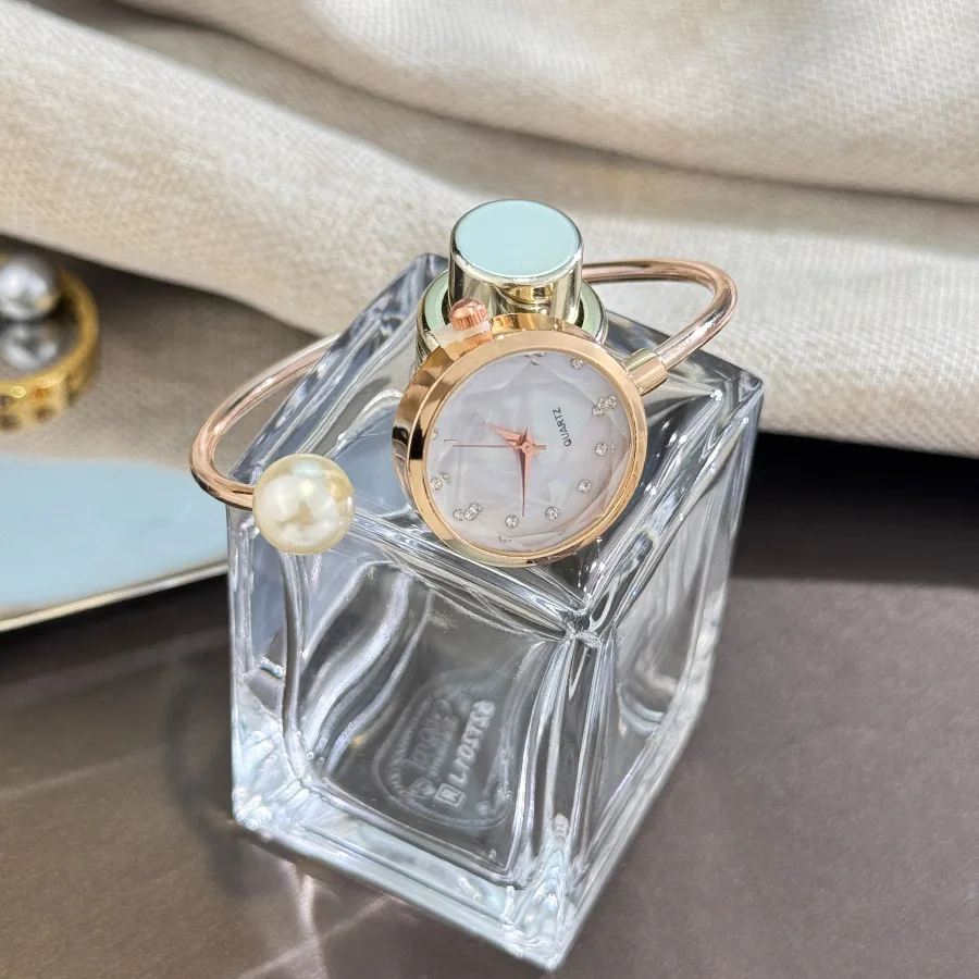 นาฬิกาข้อมือผู้หญิงหรูหราสีโรสโกลด์ หน้าปัดเล็ก สายแบบกำไลข้อมือ ประดับเพชรเทียม ดีไซน์แบรนด์ดัง สไตล์วินเทจ ไข่มุกเทียม นาฬิกาควอตซ์