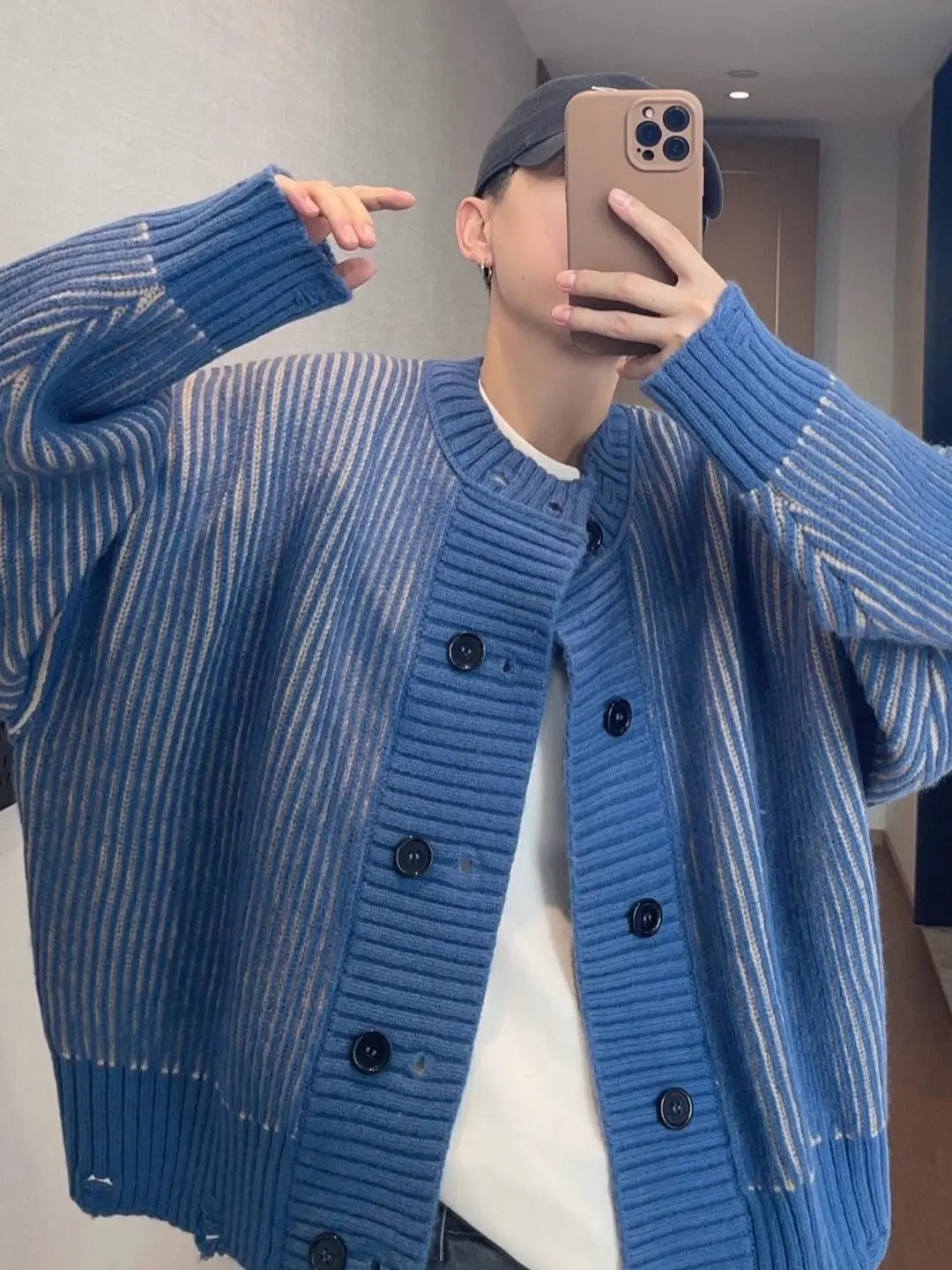 

Мужской вязаный кардиган свободного кроя с двубортными пуговицами, синий в полоску, на открытой застежке, теплая повседневная верхняя одежда