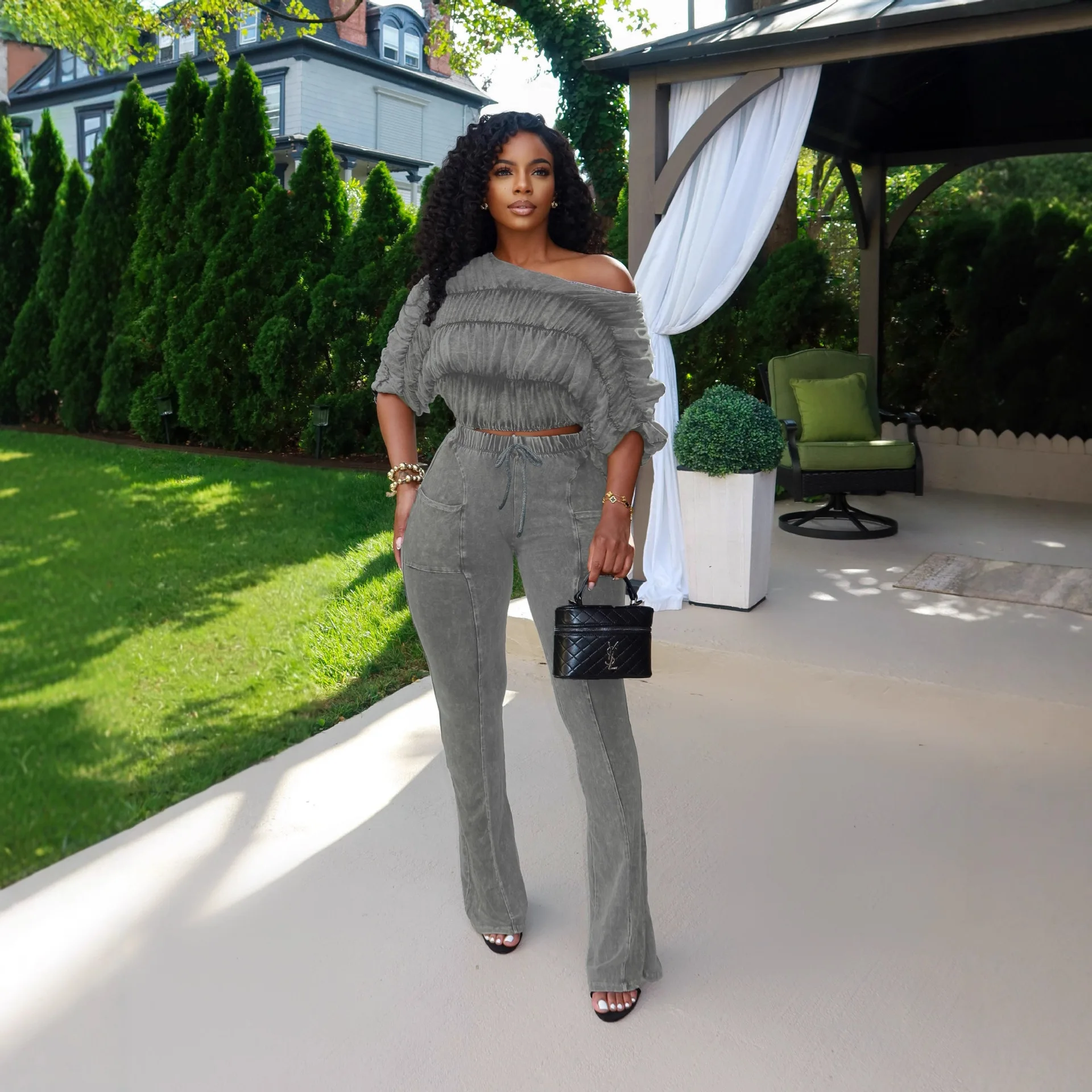 ชุดเซ็กซี่สำหรับผู้หญิง เสื้อครอปโชว์เอว ทรงเข้ารูป กางเกงขาบานเล็กน้อย ชุดสองชิ้น ฤดูใบไม้ร่วง 2025