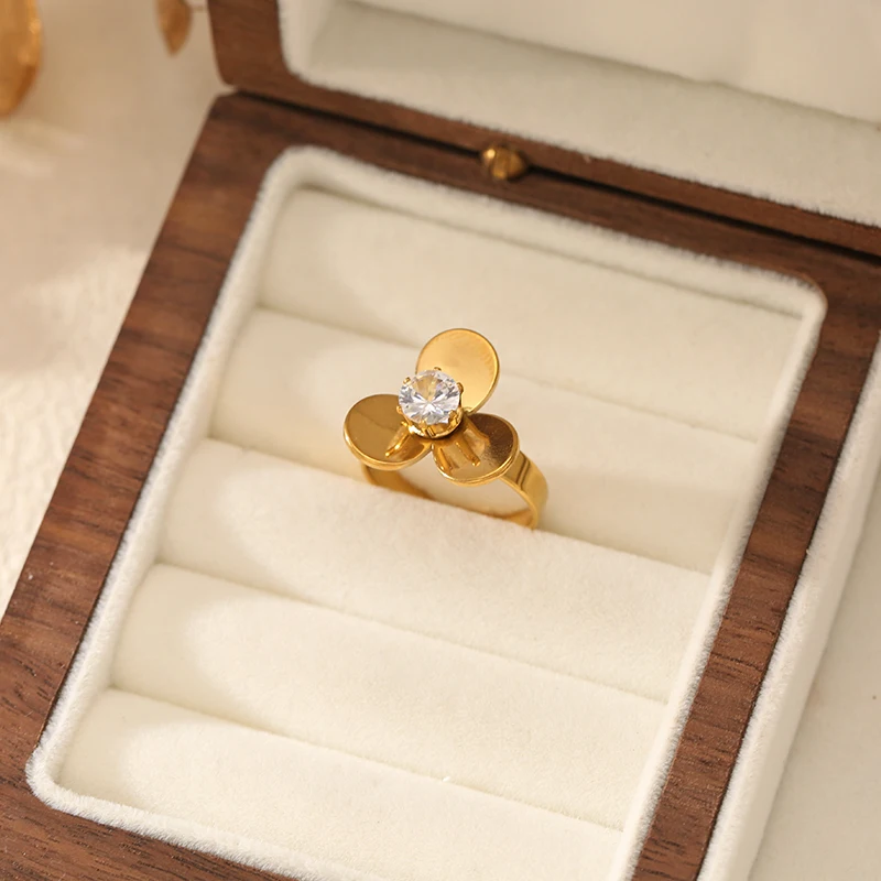 EILIECK Goldener Edelstahl-Schmuckset mit Schleife und Funkelnden Kristallen: Halskette, Armreif, Ohrringe, Ring - Trendiger Schmuck für Frauen als Geschenk – Detail 22
