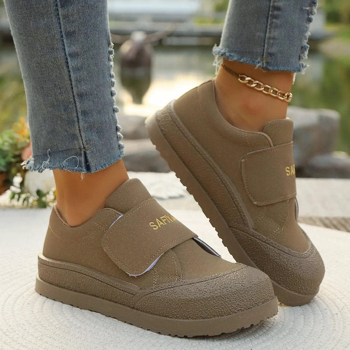 รองเท้าบู๊ทสไตล์เรโทรพื้นหนาสำหรับผู้หญิง คอลเลคชั่นฤดูใบไม้ผลิและฤดูใบไม้ร่วงปี 2025 แฟชั่นใหม่ รองเท้าหัวโตอเนกประสงค์ รองเท้าแบบตีนตุ๊กแก