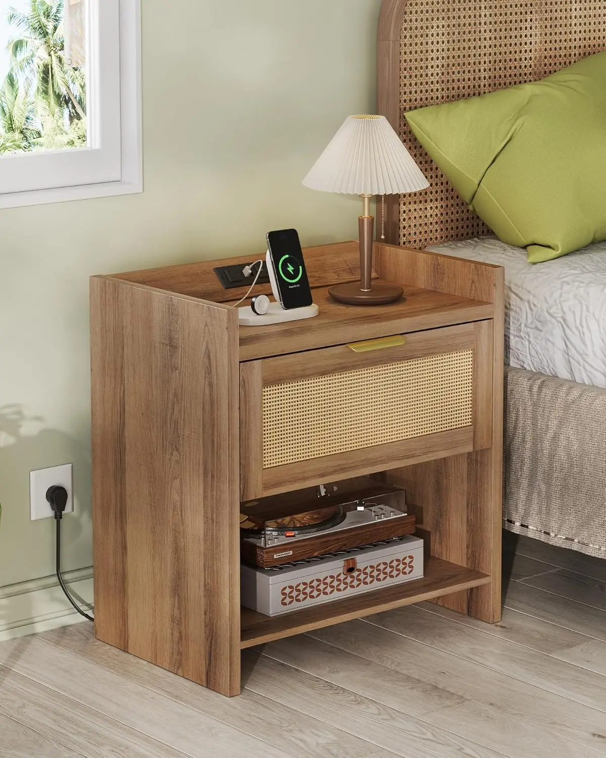 طقم طاولات ليلية من الروطان مكون من 2، طاولة جانبية لسرير بوهو مع محطة شحن ودرج