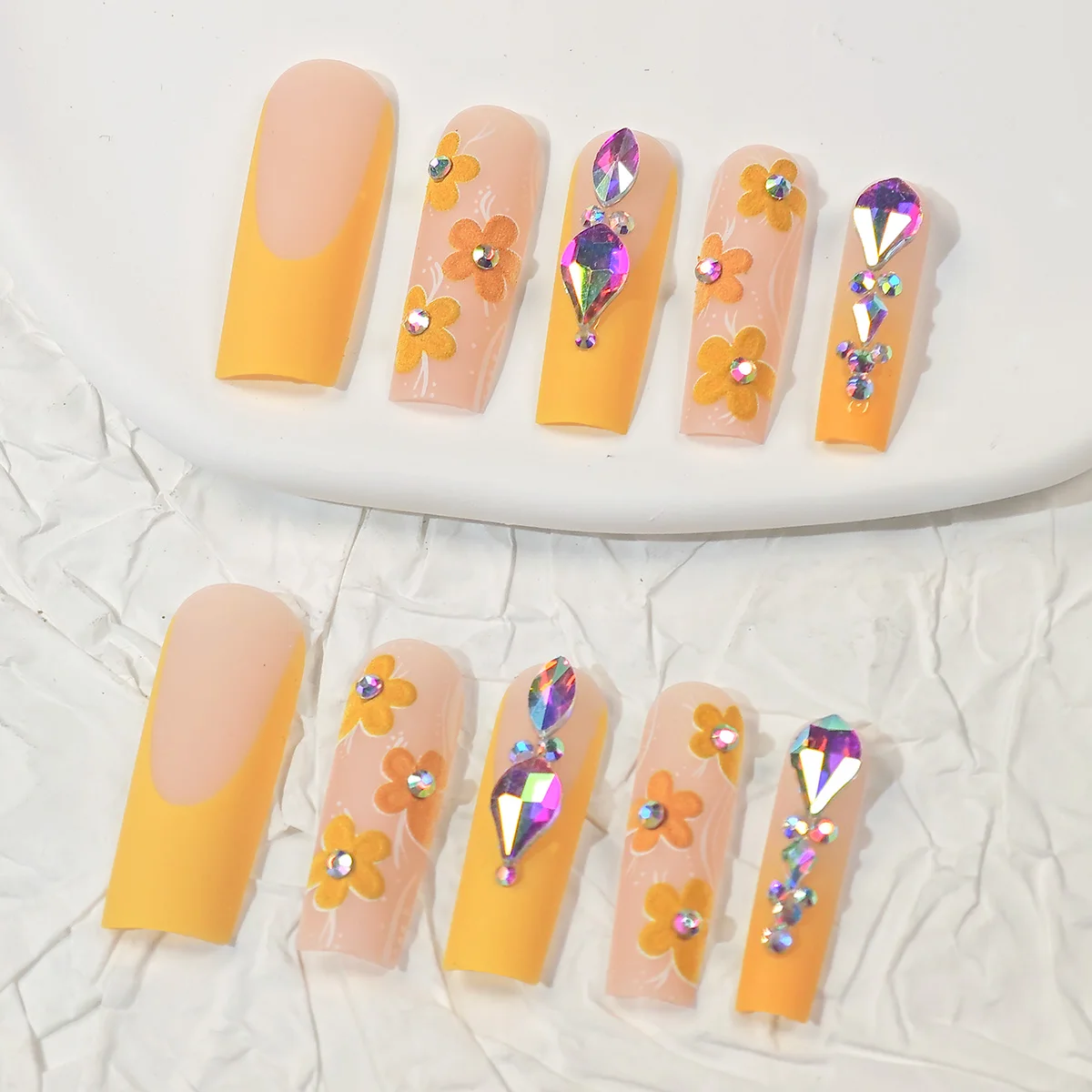 Questo set di arte francese e floreale sfumato a forma di bara lunga 24 pezzi è adatto per le donne da indossare a feste, balli o uso quotidiano,