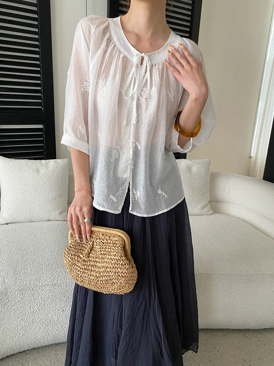 Sommerliches Damen-Shirt in unifarbenem Design mit aufwendiger Stickerei, Rundhalsausschnitt, Schnürung, lockerer Passform und leicht transparentem Stoff. – Detail 11