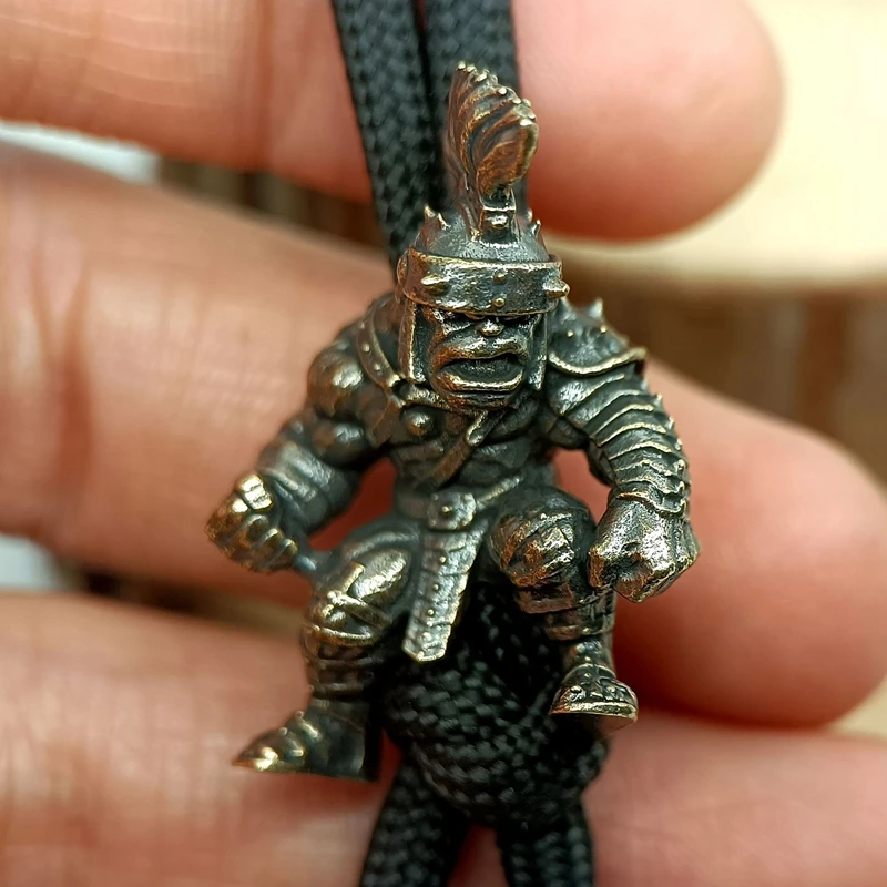Escultura de guerrero orcido, cuentas de cuchillo de latón, accesorios de Paracord DIY, colgante de cordón tejido hecho a mano EDC, herramienta para colgar al aire libre