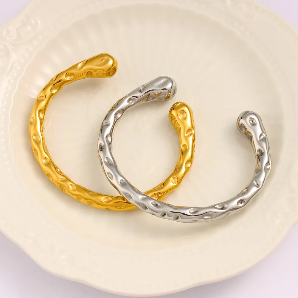 الأوروبية والأمريكية 2025 موضة جديدة بسيطة الراقية سوار مفتوح مطروق