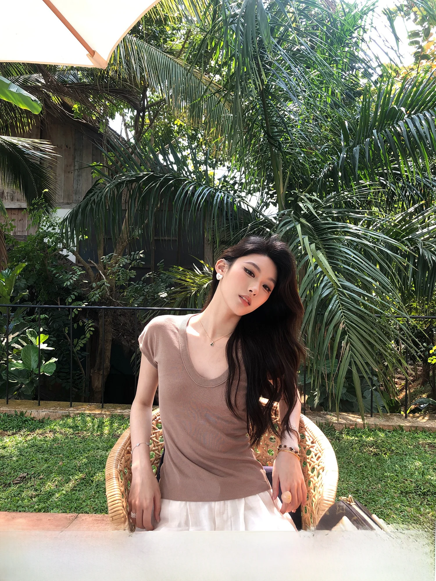 

Женская трикотажная футболка KKABOVE RAYE с коротким рукавом, низким U-образным вырезом, цвета коричневой пудры, облегающая, приятная к телу, однотонная, летняя.