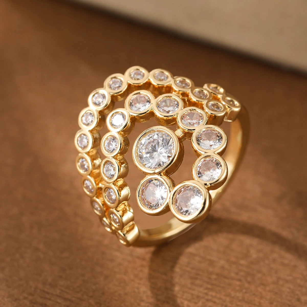 Luxurious Multi-Layered Bezel-Set Artificial Gemstone Ring Made of Copper for Ladies' Jewelry Suitable for Banquets and Weddings