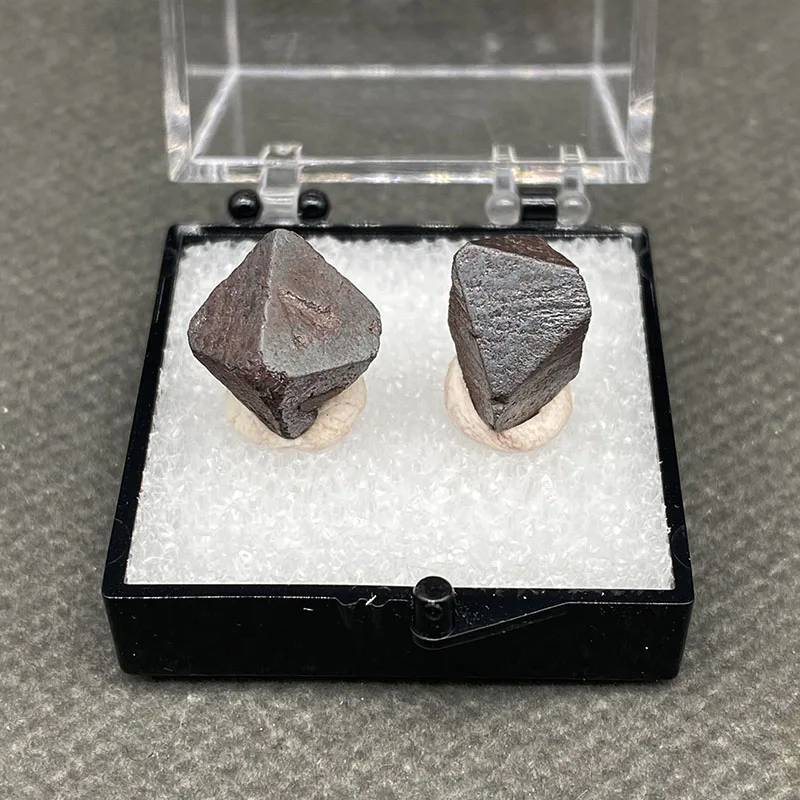 100% Natural Magnetite Crystal Bead Strings, Home Decorations, Mineral Specimens + Box Size: 35*35*35mm