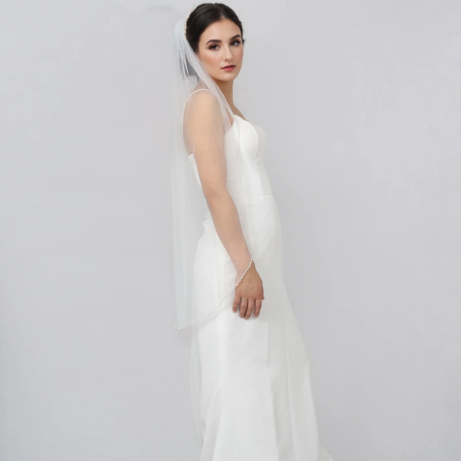 حجاب زفاف بطول الإصبع مع حواف مطرزة باللؤلؤ والكريستال مخيط يدويًا على الطراز الكلاسيكي الرقيق والناعم مع مشط شعر