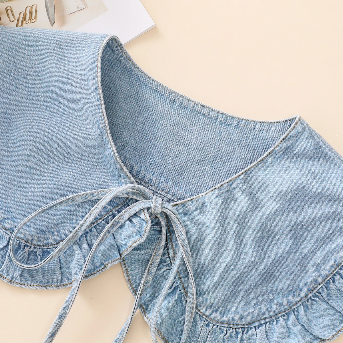 Schalkragen aus gewaschenem Denim für Damen mit plissierter Spitze und modischem Fake-Kragen – Detail 14