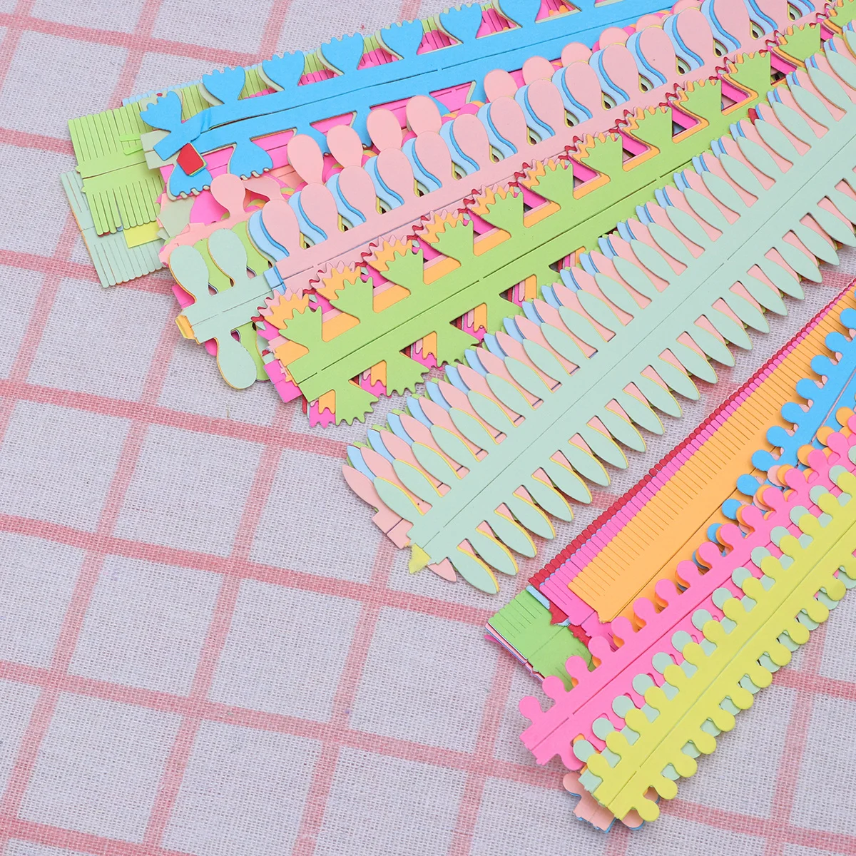 مجموعة شرائط لف الورق الملونة المصنوعة يدويًا مكونة من 8 أكياس مصنوعة يدويًا لتزيين الفصول الدراسية وحفلات الزفاف والعطلات الورقية