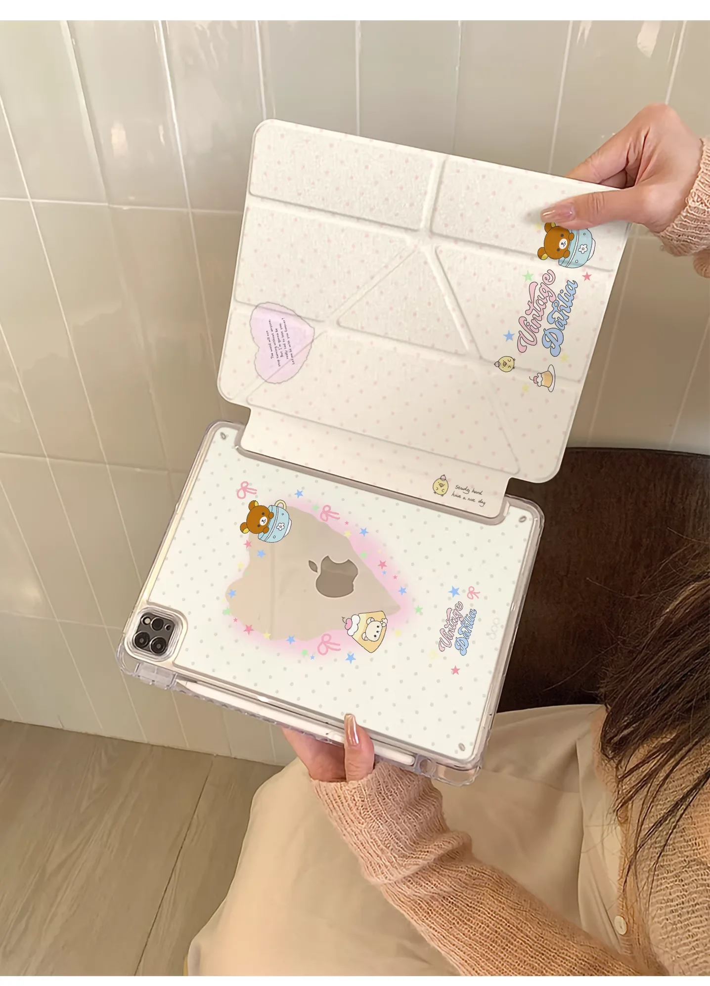 

Cute Bear Pink Dot With Pen Slot For iPhone iPad Mini 4 5 6 7 iPad 5 6 7 8 9 10 Air 1 2 3 4 5 6 7 M2 M3 A16 Pro M4 M5 Cover Ins
