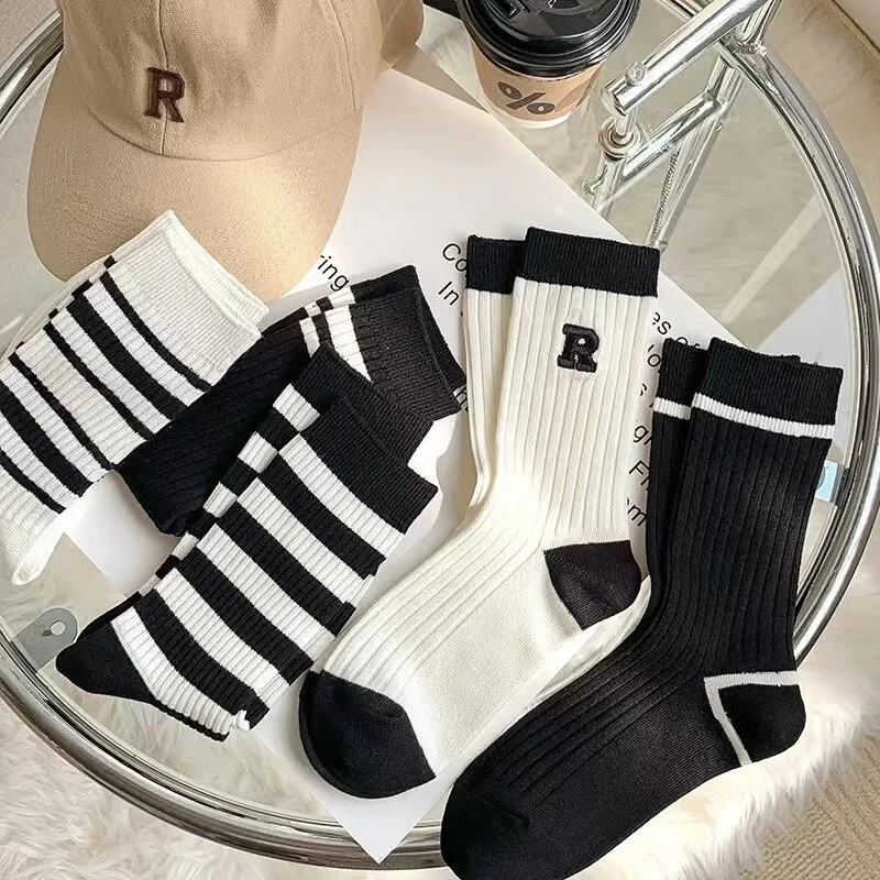 5 Pairs Women\'s Mid Length Socks Black And White Four Seasons Outerwear College Style Long Tube Striped Sports Trendy Socks