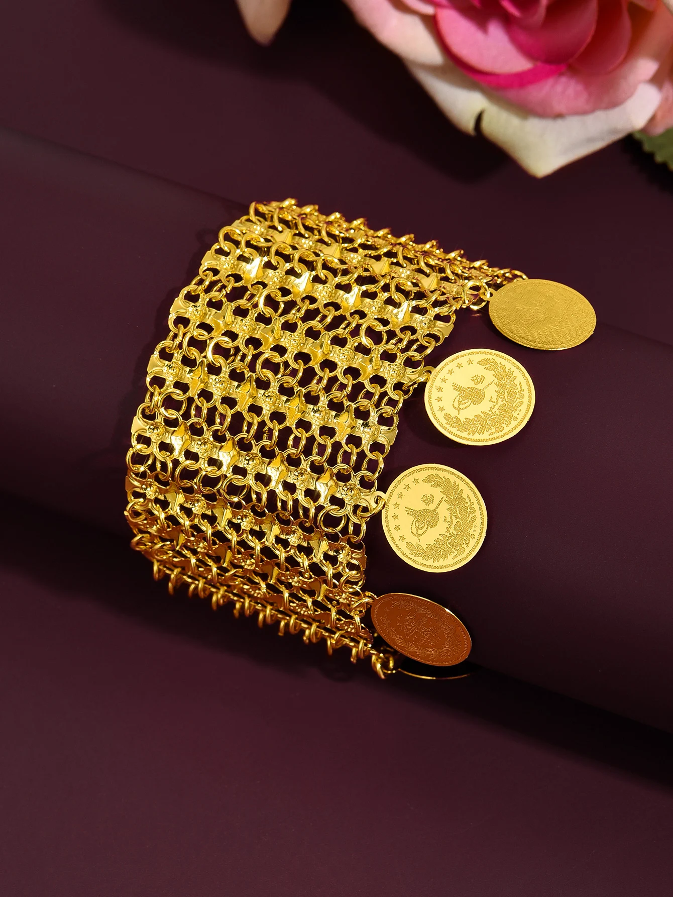 

Золотой браслет в этническом стиле — это модный аксессуар, идеальный выбор для банкетных платьев и украшения рук, а также отличный подарок.