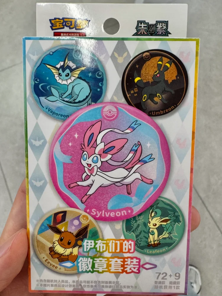 Neue Original Pokémon TCG Scarlet & Violet - Terastal Gathering Eevee Abzeichen-Set, Spielkartensammlung, Booster-Packs, Metall-Abzeichen