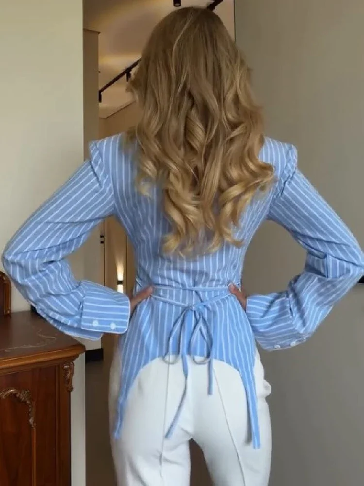 Modernes, trendiges gestreiftes Hemd, schickes, lässiges Oberteil mit Revers und Knöpfen für Pendlerinnen, stilvolle Frühlingskleidung für den Alltag, elegante Damen-Streetwear – Detail 6