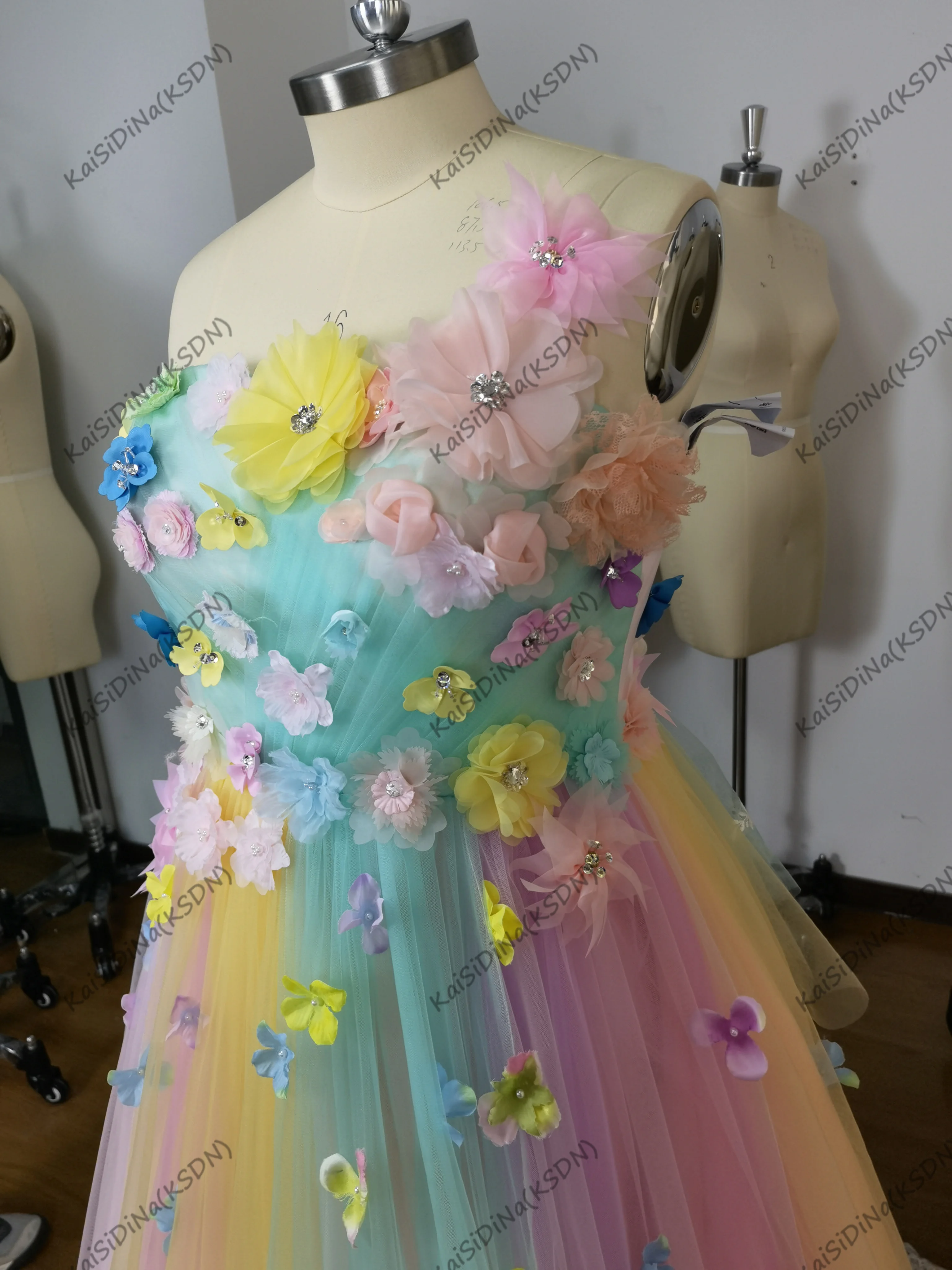 Mooie Kleurrijke Regenboog Tutu Prom Dresses 3D Bloem Kant Puffy Baljurken Vestido Formatura Abiye Ruches Avondjurken