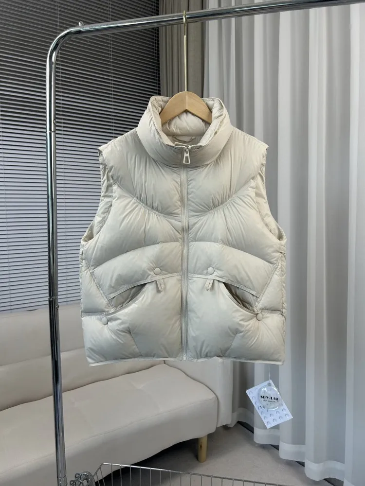 เสื้อกั๊กดาวน์ไร้แขนสำหรับผู้หญิง ฤดูหนาว 2025 ผ้าขนเป็ดสีขาว คอตั้ง อุ่นสบาย สไตล์ลำลอง เสื้อกั๊กสวมทับแบบเบาๆ