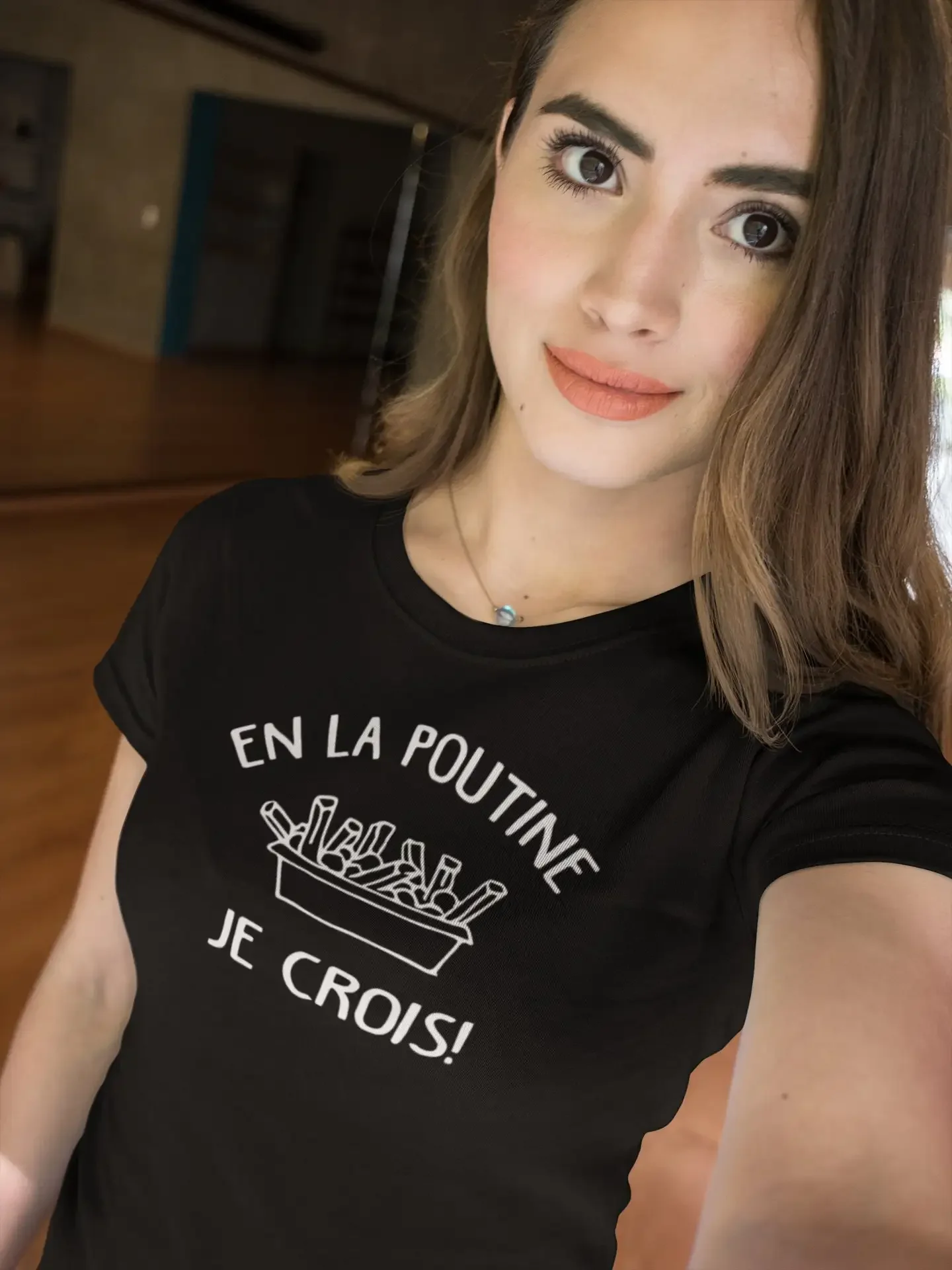 En la poutine je crois T Shirt à col rond manches courtes Humour